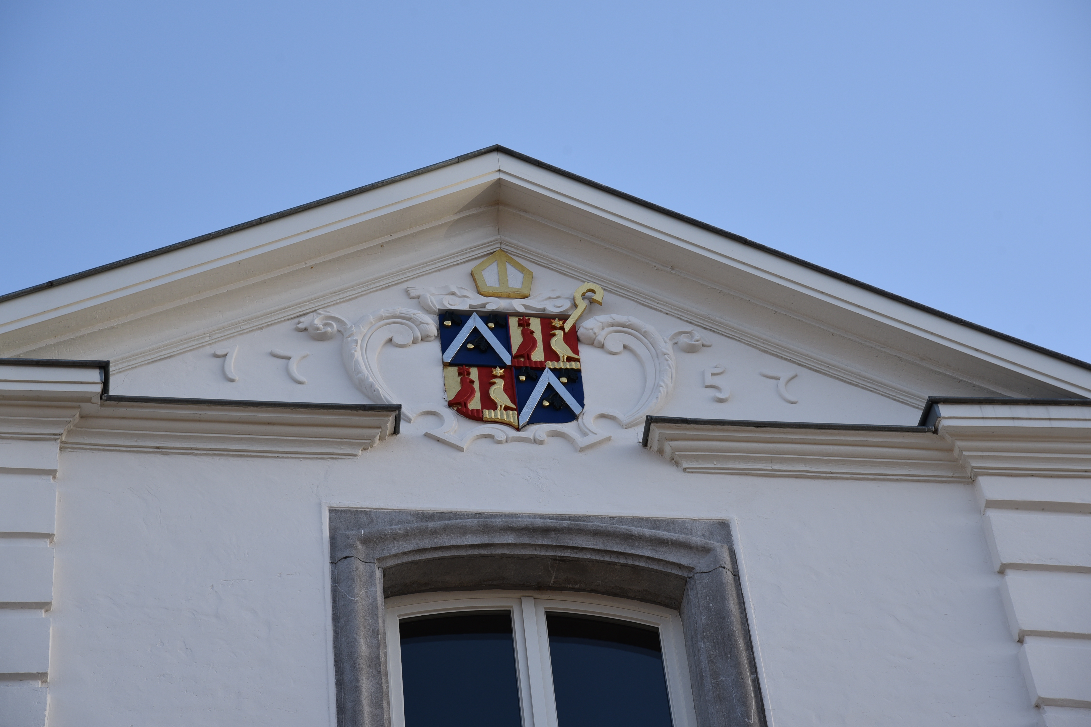 Wapenschild van bouwheer abt Ferdinand Vander Eecken 